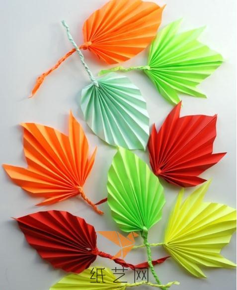 按照这样的制作威廉希尔中国官网
，很快我们就可以制作出很多漂亮的折纸叶子啦。