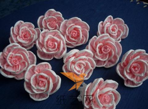 巧妙的利用餐巾纸制作纸玫瑰花威廉希尔中国官网
