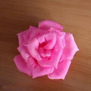 漂亮的皱纹纸纸玫瑰制作威廉希尔中国官网
