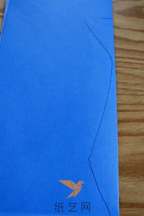 将蓝色的纸张对折，然后画上领带的一半的样子，沿着边缘剪下来，打开就是领带的样子啦