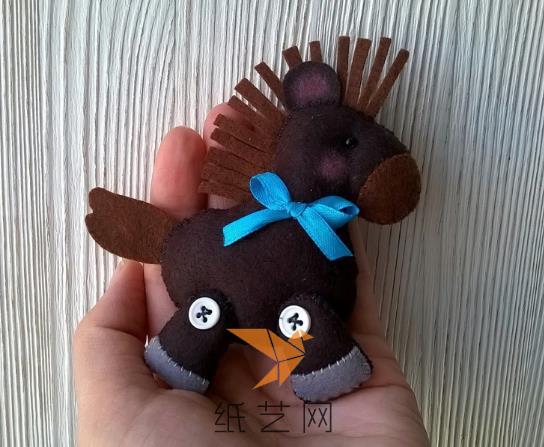 圣诞节礼物可爱的不织布小马玩偶制作威廉希尔中国官网
