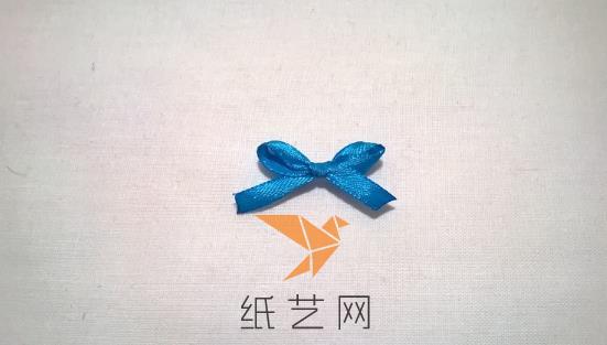 用细细的丝带做好一个蝴蝶结，制作蝴蝶结的威廉希尔中国官网
威廉希尔公司官网
里面有很多哟
