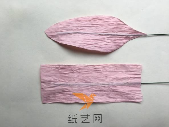 用白乳胶将两层纸藤贴在一起，根据模板剪出大、小两种花瓣各3片