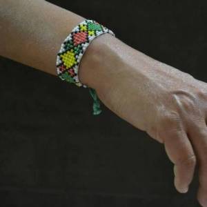 彩色方块图案串珠手链情人节礼物制作威廉希尔中国官网
