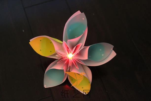 闪亮的纸艺花情人节装饰制作威廉希尔中国官网
