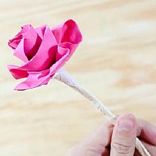 玫瑰花的折法威廉希尔中国官网
图解如何用卷纸制作出漂亮的纸玫瑰