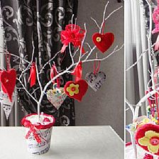 情人节挂满心形的橱窗装饰树的制作威廉希尔中国官网
