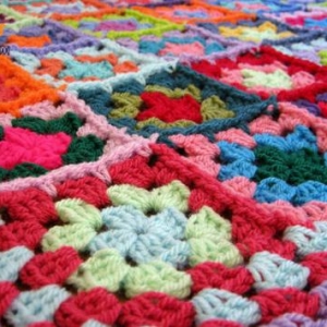 超漂亮的钩针编织的五彩祖母方格毛毯