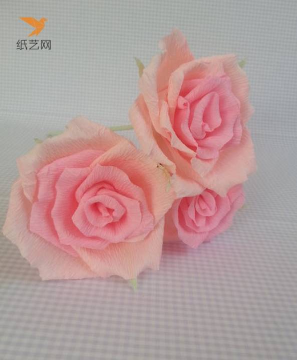 皱纹纸威廉希尔公司官网
制作的粉色纸玫瑰