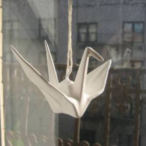 油漆质感的折纸千纸鹤装饰