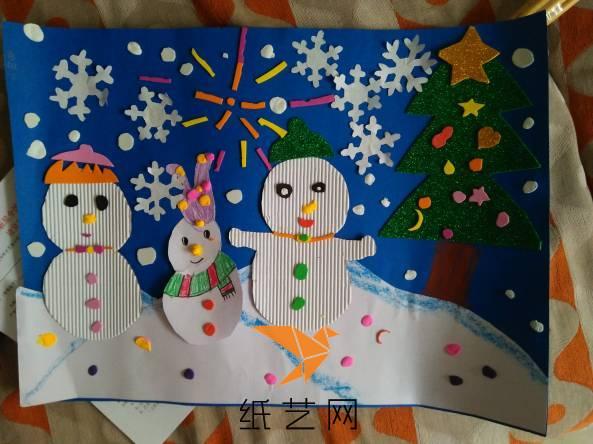 《剪贴画-可爱的雪人》这是我的一次现场画作品，我用瓦楞纸做的雪人，很有立体感吧。还有妈妈教我剪得雪花，我非常喜欢，我还教会了我的好朋友哦