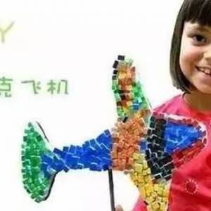 幼儿园小朋友威廉希尔公司官网
制作的个性马赛克泡沫板图片